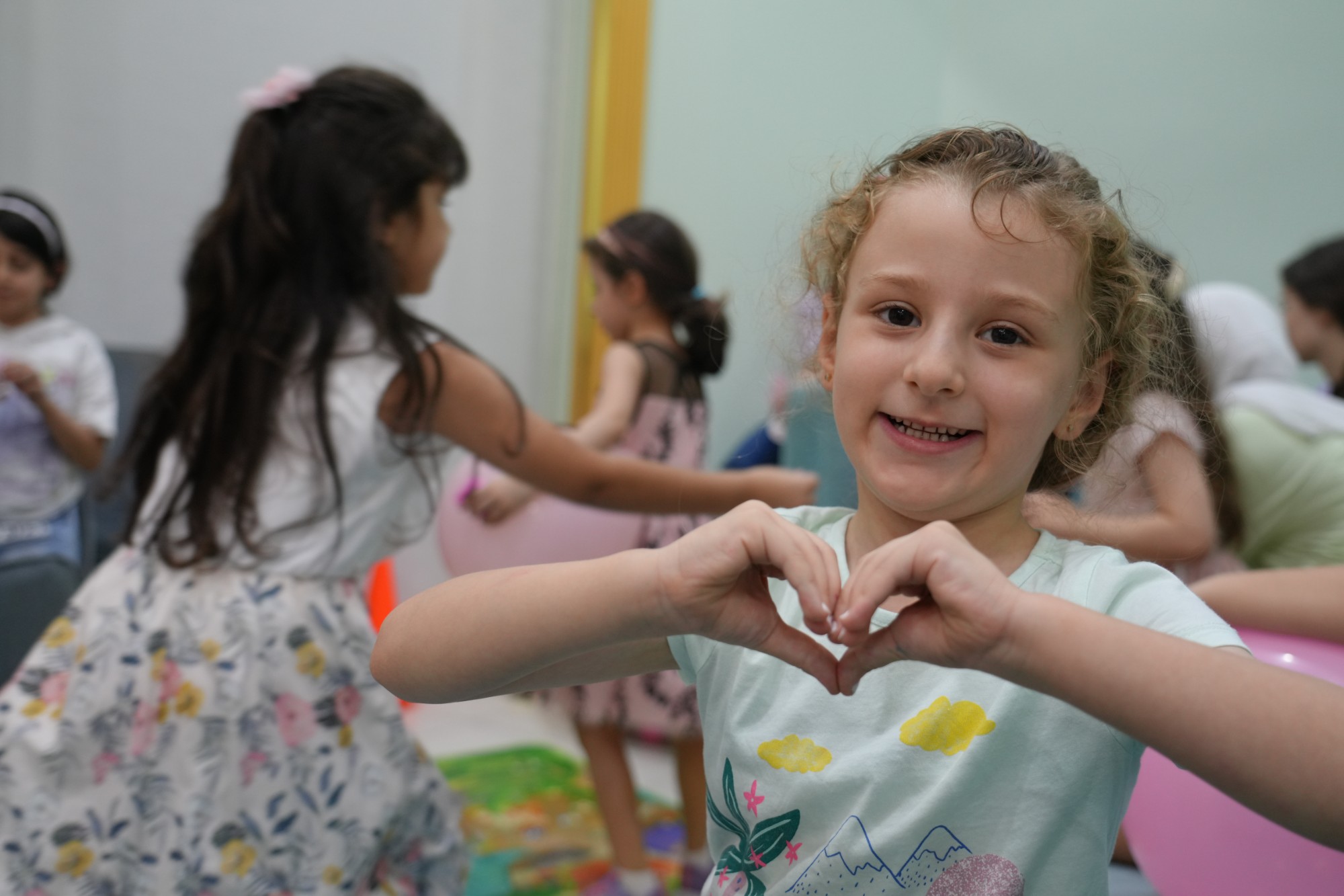 فرحة طفلة في اللقاء